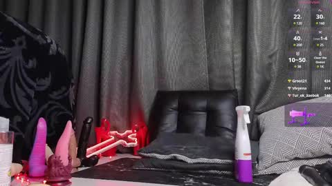 Snapshot of devil_s_bride chatting on March 10, 5:18 pm devil_s_bride online show from March 10, 5:18 pm