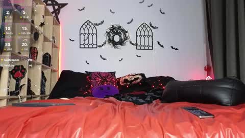 Snapshot of devil_s_bride chatting on December 4, 8:50 pm devil_s_bride online show from December 4, 8:50 pm