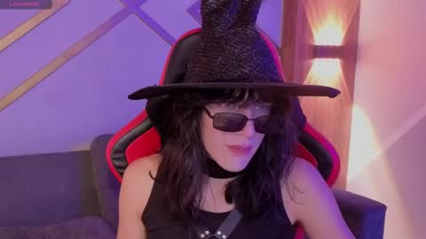 Snapshot of devils_cry_ chatting on October 6, 3:59 am Alex online show from October 6, 3:59 am