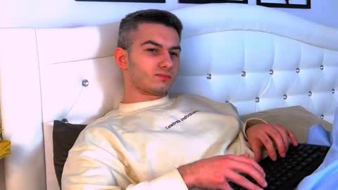 devin_ho online show from February 14, 10:25 pm