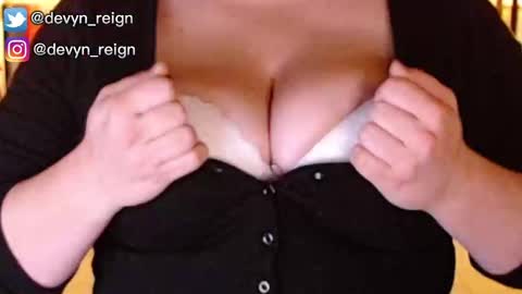 Snapshot of devynreign chatting on October 5, 5:55 pm Devyn Reign online show from October 5, 5:55 pm