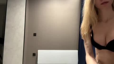 Snapshot of dewdropdoll chatting on April 25, 1:41 pm dewdropdoll online show from April 25, 1:41 pm