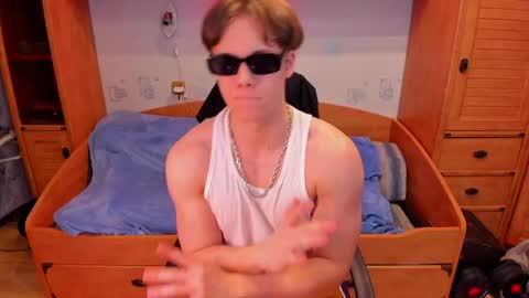 Snapshot of dexter_bennett chatting on May 16, 7:01 pm Dexter online show from May 16, 7:01 pm