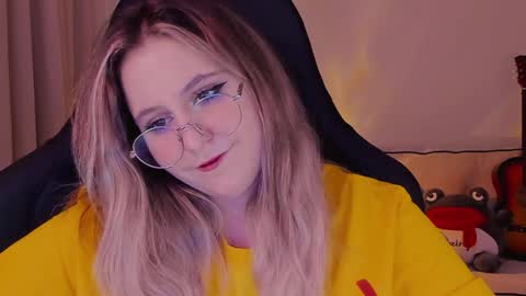 Snapshot of diana_floweri chatting on December 11, 2:44 pm Diana online show from December 11, 2:44 pm