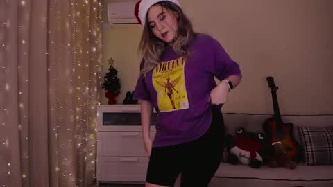 Snapshot of diana_floweri chatting on December 19, 9:51 am Diana online show from December 19, 9:51 am