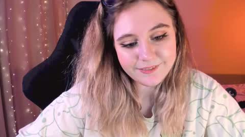 Snapshot of diana_floweri chatting on February 18, 1:22 pm Diana online show from February 18, 1:22 pm