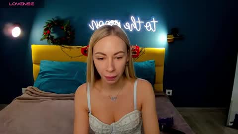 Snapshot of diana_garrett chatting on December 16, 8:52 am Diana  online show from December 16, 8:52 am