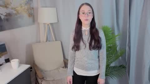 Snapshot of dianeheadley chatting on October 24, 8:11 am My name is Mia online show from October 24, 8:11 am