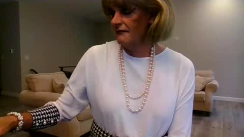 Snapshot of dianeheels chatting on April 28, 2:00 pm dianeheels online show from April 28, 2:00 pm