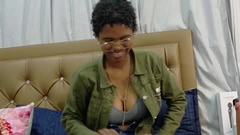 Snapshot of didoelizabeth chatting on October 21, 7:03 pm didoelizabeth online show from October 21, 7:03 pm