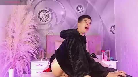 dilan_femboy_ online show from July 4, 2:23 pm