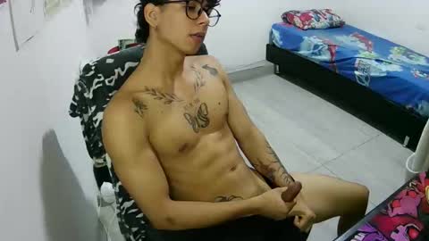 Snapshot of dillom420 chatting on December 15, 10:03 pm dillom420 online show from December 15, 10:03 pm