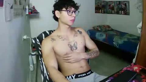 Snapshot of dillom420 chatting on December 23, 5:49 am dillom420 online show from December 23, 5:49 am