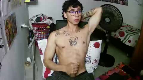 Snapshot of dillom420 chatting on May 28, 6:21 am dillom420 online show from May 28, 6:21 am