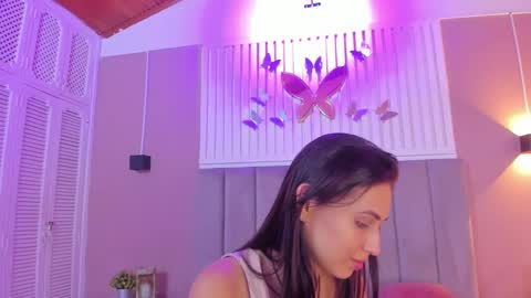 Snapshot of diosa_cristal chatting on February 11, 3:18 am Cristal online show from February 11, 3:18 am