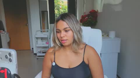 diosadeluniverso_ online show from April 22, 12:18 pm