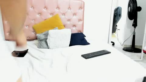 isa y romeo online show from April 22, 3:46 pm