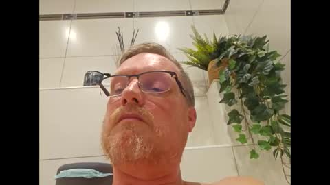 Snapshot of dirkkie1975 chatting on May 2, 6:35 pm dirkkie1975 online show from May 2, 6:35 pm
