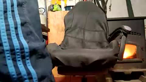 dirtmcgirt82 online show from December 18, 6:43 am