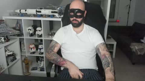 Snapshot of dirtybalws chatting on December 15, 1:24 am Robert online show from December 15, 1:24 am