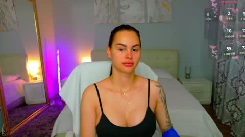 Snapshot of divineluxe chatting on June 8, 3:18 am Ivory Blue. online show from June 8, 3:18 am