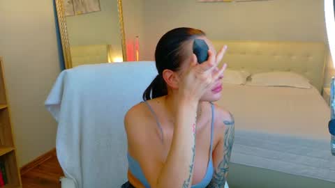 Snapshot of divineluxe chatting on June 16, 3:31 am Ivory Blue. online show from June 16, 3:31 am