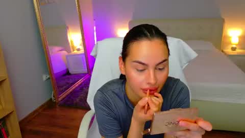 Snapshot of divineluxe chatting on July 1, 3:30 am Ivory Blue. online show from July 1, 3:30 am