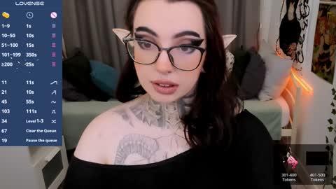 dixipixi_ online show from January 4, 5:37 am