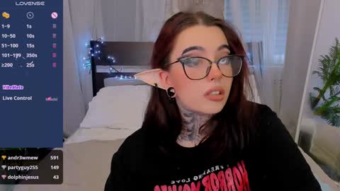 dixipixi_ online show from January 11, 8:43 am