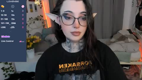 dixipixi_ online show from September 21, 5:31 am