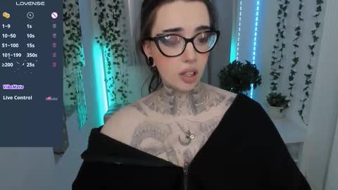 dixipixi_ online show from March 18, 7:22 am