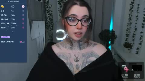 dixipixi_ online show from April 12, 5:45 am