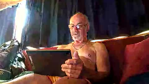 Snapshot of doghouseblue chatting on September 27, 9:47 am doghouseblue online show from September 27, 9:47 am