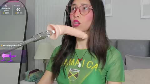 Snapshot of doll_bella_ chatting on May 29, 8:18 pm Bella online show from May 29, 8:18 pm
