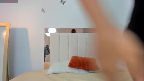 doll_isa_ online show from January 14, 6:35 pm