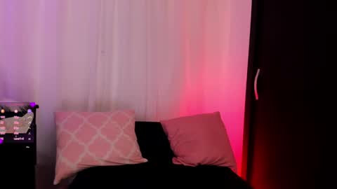 Roxana  independent model can you help me reach 100 hands up uwu online show from March 12, 1:14 am