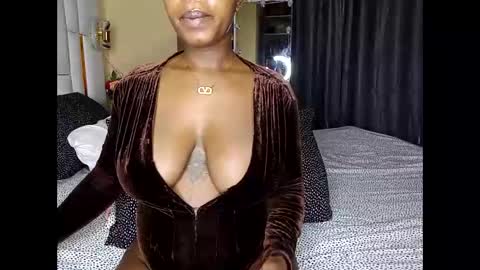 Snapshot of dolllux_gee chatting on June 10, 12:11 am Gee Independent Model EATUTC3 11PM-3AM 2AM-6AM online show from June 10, 12:11 am