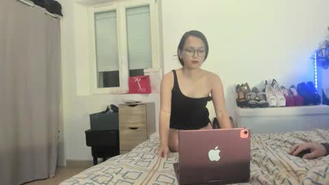 dolly2425 online show from April 13, 10:37 pm