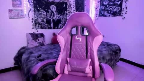 dolly_bones online show from October 31, 10:55 pm