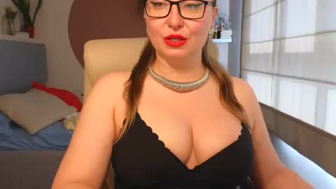 Snapshot of dom_mummy chatting on June 2, 1:02 pm DOM MUMMY online show from June 2, 1:02 pm
