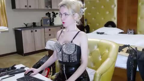 domcaprisse online show from February 11, 11:10 am