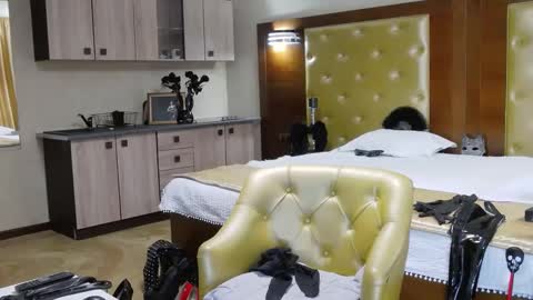 domcaprisse online show from February 16, 11:49 am