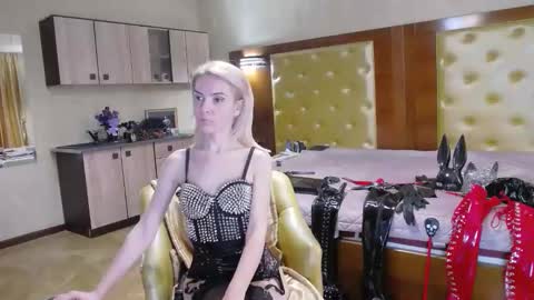 domcaprisse online show from April 21, 11:05 am