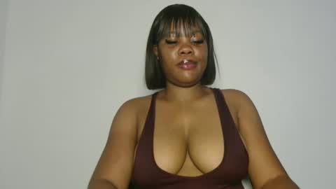 Snapshot of domina_veloura27 chatting on May 24, 10:53 am laura online show from May 24, 10:53 am