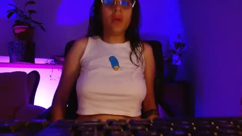 Snapshot of dominica3 chatting on May 18, 11:43 pm online show from May 18, 11:43 pm