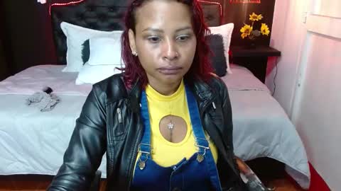 Snapshot of domink_gilr chatting on February 5, 2:08 am  D O M I N K  online show from February 5, 2:08 am