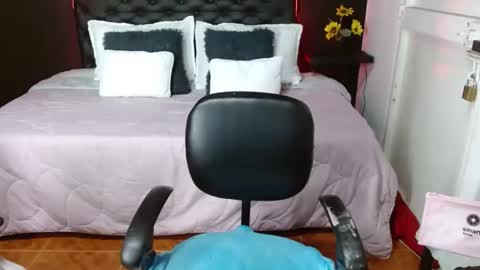 Snapshot of domink_gilr chatting on February 15, 2:15 am  D O M I N K  online show from February 15, 2:15 am