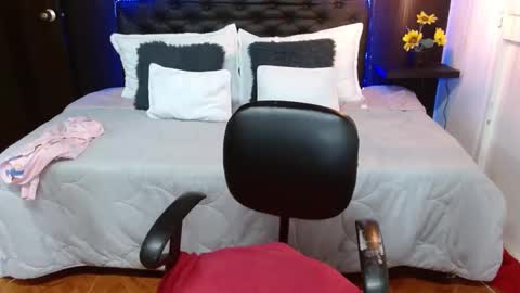 Snapshot of domink_gilr chatting on February 23, 3:02 am  D O M I N K  online show from February 23, 3:02 am