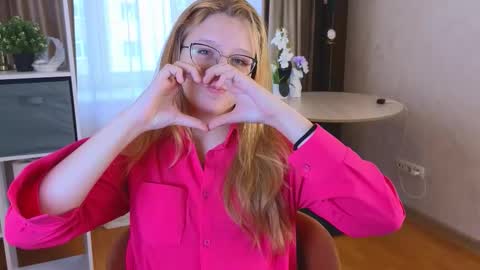 Snapshot of domoniqueepperley chatting on October 10, 5:28 am Macy online show from October 10, 5:28 am