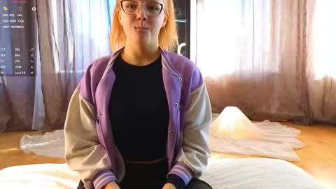 Snapshot of domoniqueepperley chatting on October 20, 9:10 am Macy online show from October 20, 9:10 am